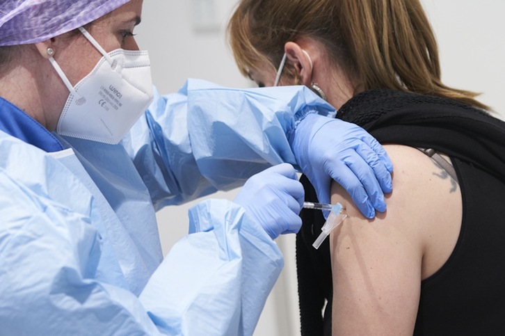 Hezkuntza arloko langileen txertaketaren hasiera, Gasteizen. (IREKIA)