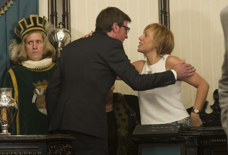 Miren Larrion felicita a Gorka Urtaran el día que le permitió ser alcalde de Gasteiz. (Raúl BOGAJO/FOKU)