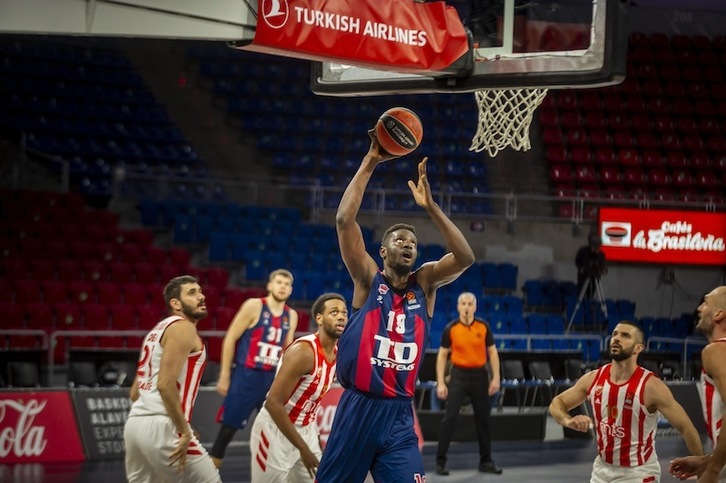 Youssoupha Fall ha superado su récord de anotación, siendo el jefe de los gasteiztarras en solo 16 minutos de juego. (Jaizki FONTANEDA / FOKU)