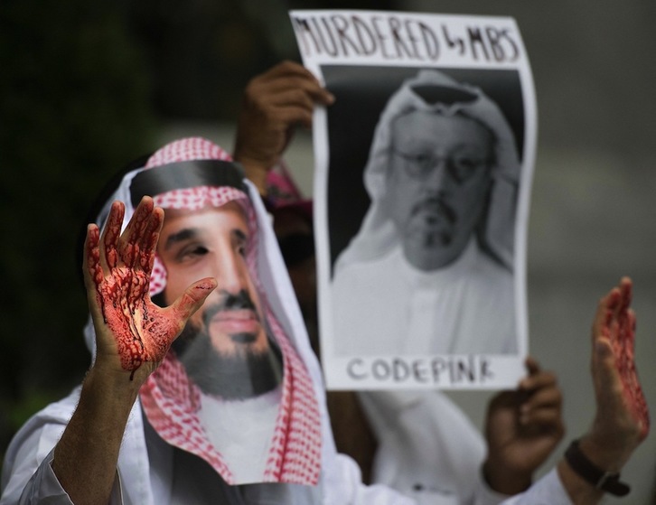 Un manifestante caracterizado como el príncipe heredero de Arabia Saudí, Mohamed bin Salman, con las manos manchadas de sangre junto a lo foto del periodista. (Jim WATSON/FOKU)