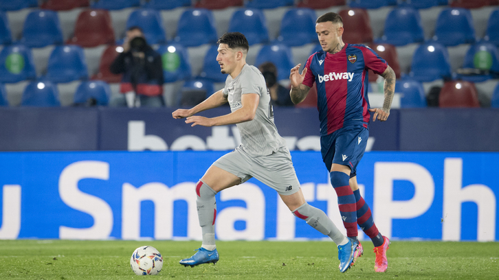 Un error de Vencedor ha propiciado el gol de penalti de Roger. (@AthleticClub)