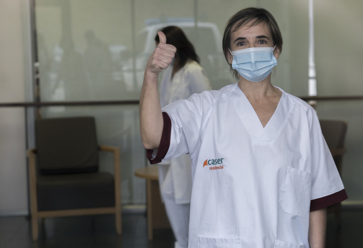 Ana Aginagalde, la primera trabajadora en residencias en recibir la vacuna. (Gorka RUBIO/FOKU)
