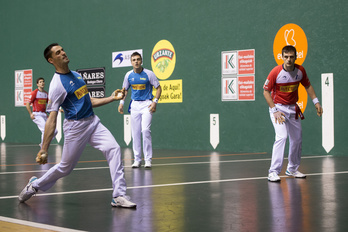 Jon Ander Albisu ha tenido el control del partido desde el primer pelotazo. (Iñigo URIZ/FOKU)
