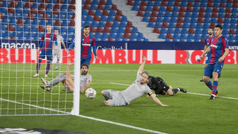 Un error de Vencedor ha propiciado el gol de penalti de Roger. (@AthleticClub)