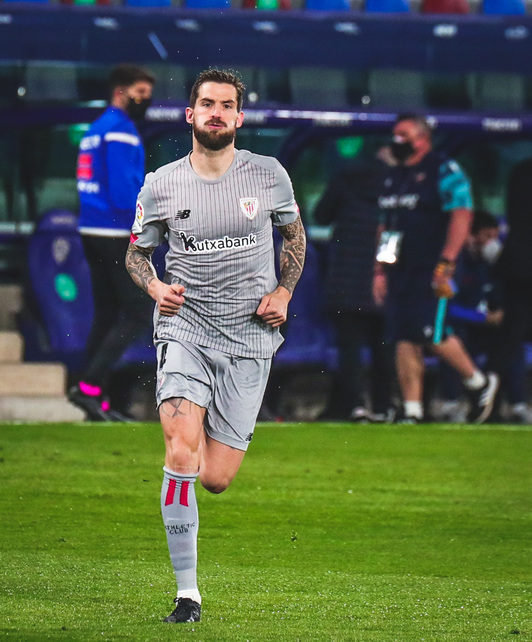 Iñigo Martínez durante el partido en Levante. (LOF)