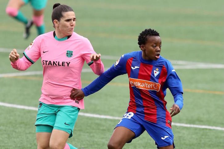 Thembi ha vuelto a ser el gran referente ofensivo de las armera. En la imagen junto a la defensa culé Pereira. (SD Eibar) 