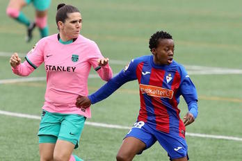 Thembi ha vuelto a ser el gran referente ofensivo de las armera. En la imagen junto a la defensa culé Pereira. (SD Eibar) 