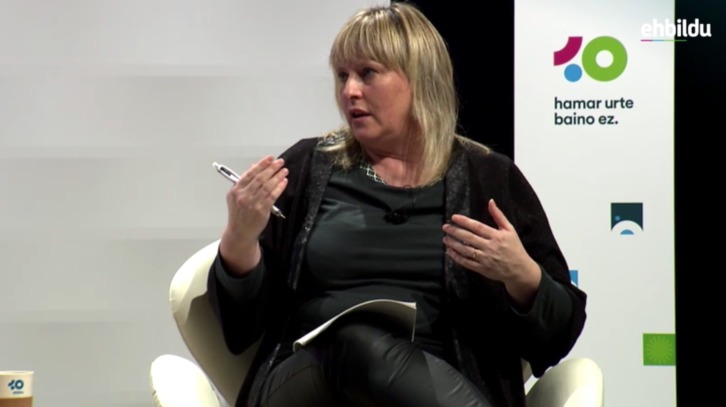 Lore Martinez Axpe, digitalizazioari buruzko mahai-inguruko hizlarietako bat. (NAIZ)