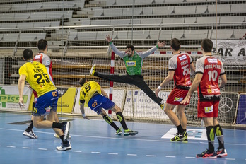 Iker Serrano se dispone a lanzar ante el guardameta del Bada Huesca. (Andrey SAPIZHAK)