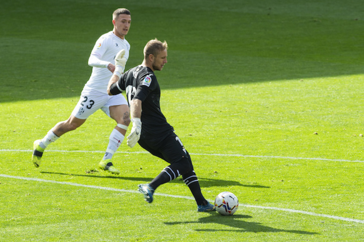 Yoel, titular hoy por la ausencia de Dmitrovic, despeja el balón ante Escriche. (Monika Del Valle/Foku)