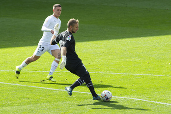 Yoel, titular hoy por la ausencia de Dmitrovic, despeja el balón ante Escriche. (Monika Del Valle/Foku)