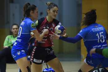 Como cabe esperar, el derbi entre Bera Bera y Zuazo será competido. (Monika DEL VALLE/FOKU)