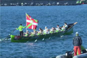Gizonezkoen Hondarribia trainerua, ikurrinarekin Hondarribiko XXI. Traineru Jaitsiera irabazi ostean. (HONDARRIBIA ARRAUN ELKARTEA)