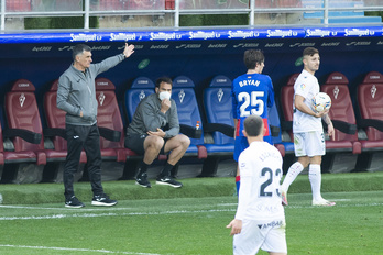 Mendilibar dirige a su equipo en el encuentro ante el Huesca. (Monika DEL VALLE/FOKU)