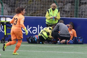 Noelia es atendida en banda, ya con Malena sobre el césped. (SD Eibar)