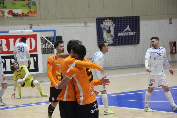 Los jugadores del Aspil Jumpers celebran uno de los siete goles macados al O Parrulo Ferrol. (RIBERA NAVARRA)