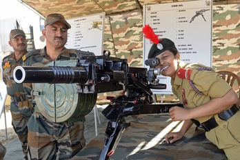 Bangladesheko Armadaren arma erakustaldia herrialdearen independentziaren 50. urteurrenean. (Noah SEELAM / AFP)