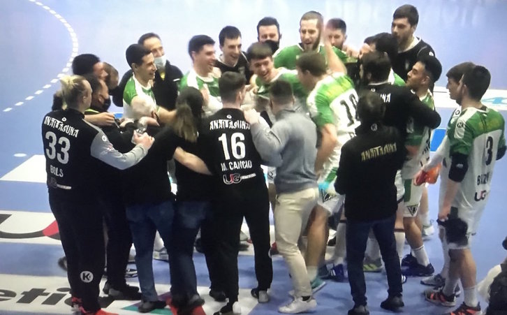 La plantilla de Anaitasuna celebra su triunfo ante el Benidorm. (HELVETIA ANAITASUNA)