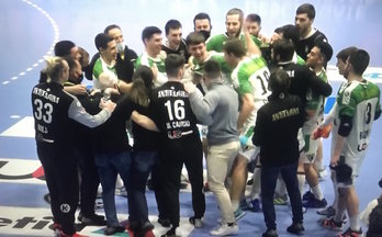 La plantilla de Anaitasuna celebra su triunfo ante el Benidorm. (HELVETIA ANAITASUNA)