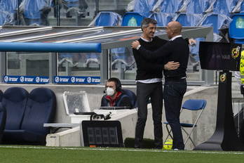 Imanol saluda a Abelardo en el último partido de Liga contra el Alavés. (Gorka RUBIO/FOKU)