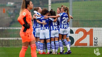 Las donostiarras celebran el gol del empate ante la portera madridista Misa. (Real Sociedad)