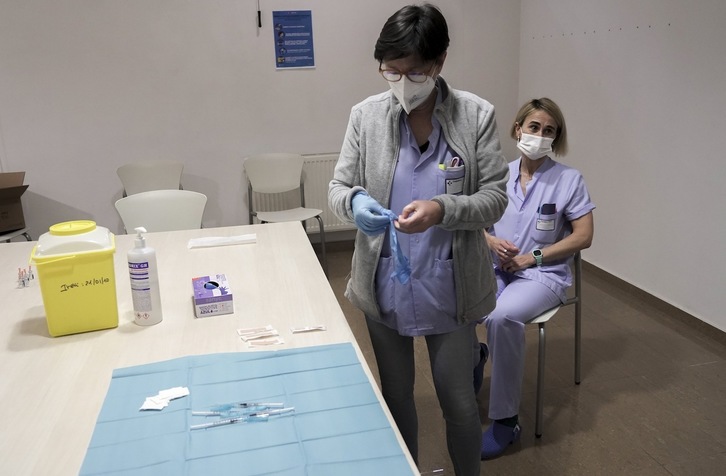 La mayoría del personal de Osakidetza ya ha recibido la primera dosis; no sucede lo mismo en el sector médico privado. (Gorka RUBIO | FOKU)
