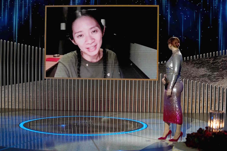 Chloe Zhao, directora de ‘Nomadland’, interviente de forma telemática en la gala de los Globos de Oro. (Peter KRAMER / AFP)