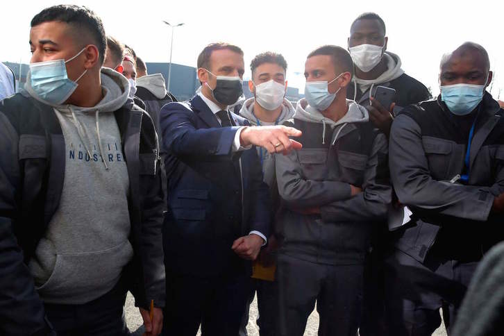 Gazteen formazioa eta lan merkaturatzea lantzen dituen zentro batean bisita zelarik egin du adierazpena Macronek. (Thibault CAMUS/AFP) 