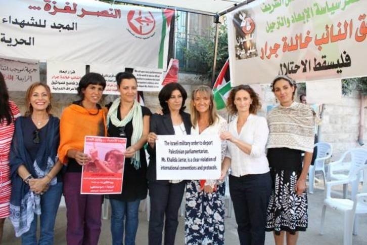 Un grupo de europarlamentarias visitó en 2015 a Jarrar –en el centro de la imagen– para expresarle su apoyo.  (GUE|NGL)
