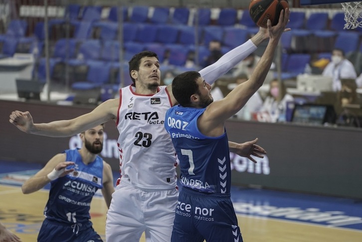 Xabi Oroz, uno de los faros de este Gipuzkoa Basket, tiene trabajo pendiente si quiere salvar del descenso a su equipo. (Andoni CAELLADA / FOKU)