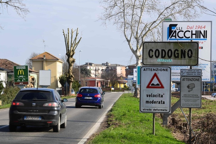 Entrada a la localidad de Codogno, en Lombardía, que en febrero de 2020 registró el primer caso de covid-19 adquirido localmente en Italia. (Miguel MEDINA | AFP)