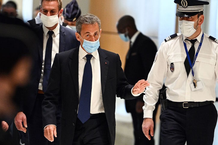 Sarkozy llega al Tribunal Correccional de París para escuchar la sentencia. (Anne-Christine POUJOULAT/AFP)