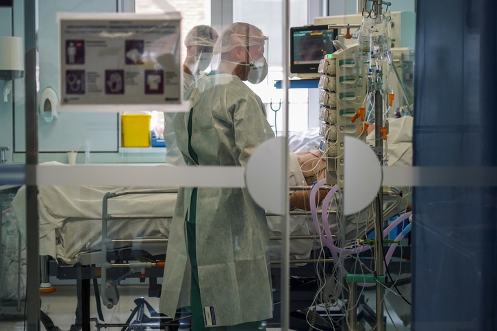 Profesionales sanitarios atienden a un paciente en la UCI de Gurutzeta.    (Marisol RAMÍREZ I FOKU)