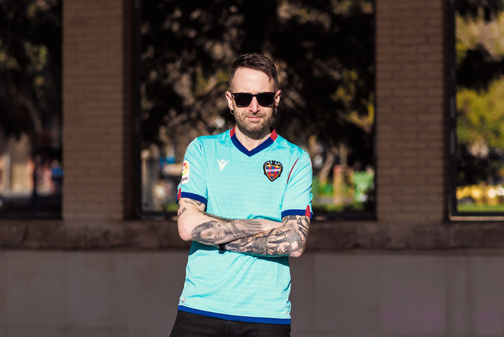 Toni Mejías, de Los Chikos del Maíz, con camiseta del Levante. (Adolf Boluda)