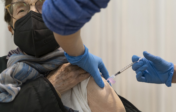 Una mujer es vacunada en el polideportivo de Azpilagaña. Jagoba MANTEROLA/FOKU