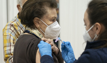 Vacunación de personas mayores en Iruñea. (Jagoba MANTEROLA/FOKU)