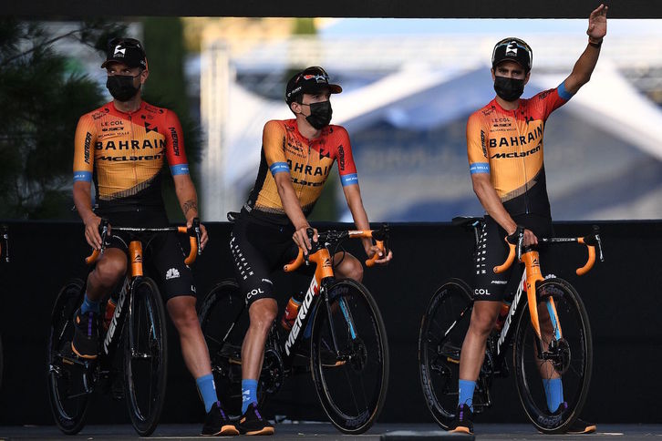 Pello Bilbao y Mikel Landa, en la presentación de equipos del último Tour, comienzan el camino que les llevará hasta París. (Anne Christine POUJOULAT/AFP)