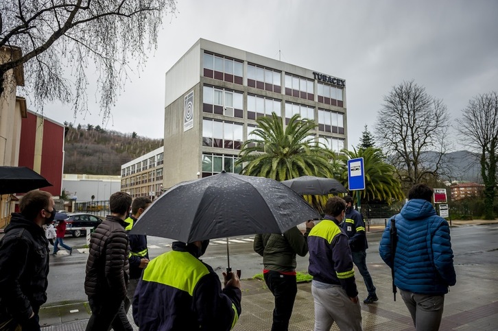 Foto de archivo del comité de empresa de Tubacex entrando a una reunión con la dirección. (Jaizki FONTANEDA/FOKU)