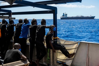 Migrantes en la cubierta del Sea Watch 4, frente a las costas de Malta en agosto pasado. (Thomas Lohnes | AFP)