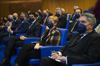 La consejera Arantxa Tapia y el presidente de Petronor, Emiliano López Atxurra, durante la presentación del Corredor Vasco del Hidrógeno. (Monika DEL VALLE/FOKU)