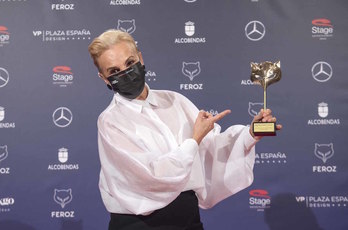 Elena Irureta, tras recoger su galardón. (PREMIOS FEROZ)