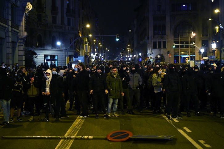 Concentración en Barcelona durante las protestas por la libertad de Pablo Hasel. (Pau BARRENA/AFP)