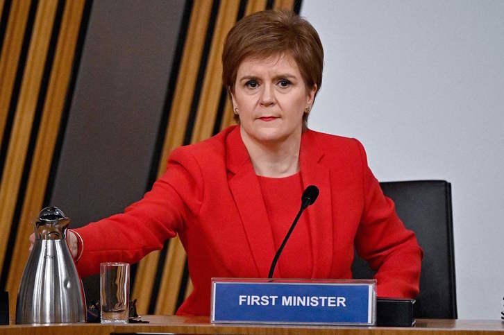Sturgeonek gaur deklaratu du Edinburgoko Parlamentuan, Alex Salmonden aurkako ikerketaren harira. (Jeff J. MITCHELL / AFP)