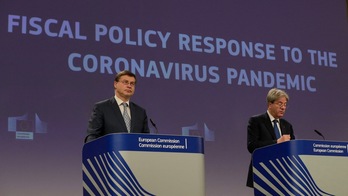 De izquierda a derecha, los comisarios europeos de Comercio, Valdis Dombrovskis, y de Economía, Paolo Gentiloni. (Olivier HOSLET | AFP)
