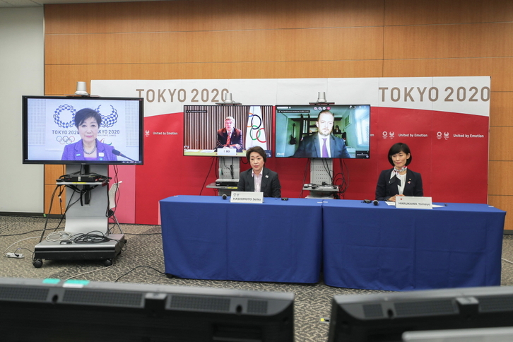 Seiko Hashimoto, presidenta del comité organizador de Tokio 2020, y Tamayo Marukawa, ministra de Japón para los Juegos Olímpicos y Paralímpicos, participan en una reunión telemática sobre los JJOO. (Du XIAOYI)
