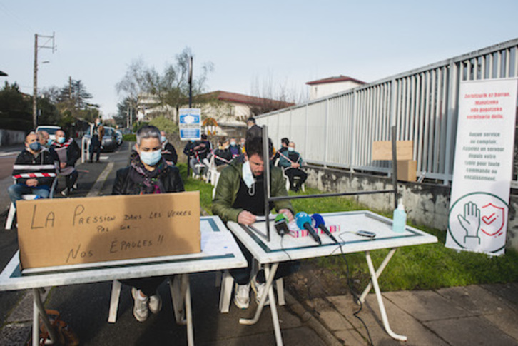 Karine Orellana eta Bettan Bordagarik eskaini dute prentsaurrekoa komisariaren atarian. Guillaume FAUVEAU