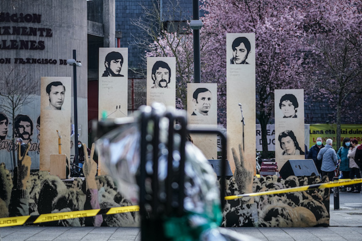 Acto en recuerdo de las víctimas frente a la iglesia de San Francisco. (Endika PORTILLO/FOKU)