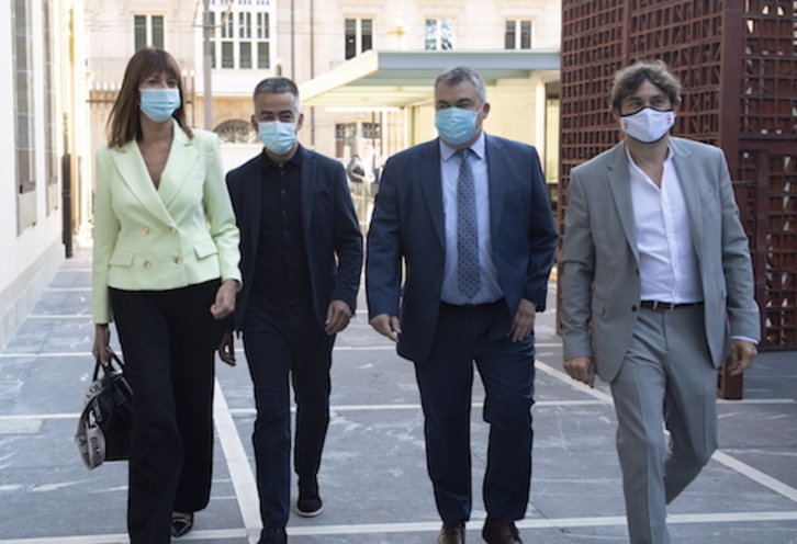 Dirigentes del PSE y del PSOE, a la entrada del Parlamento el día de la investidura de Iñigo Urkullu. (Raúl BOGAJO/FOKU)