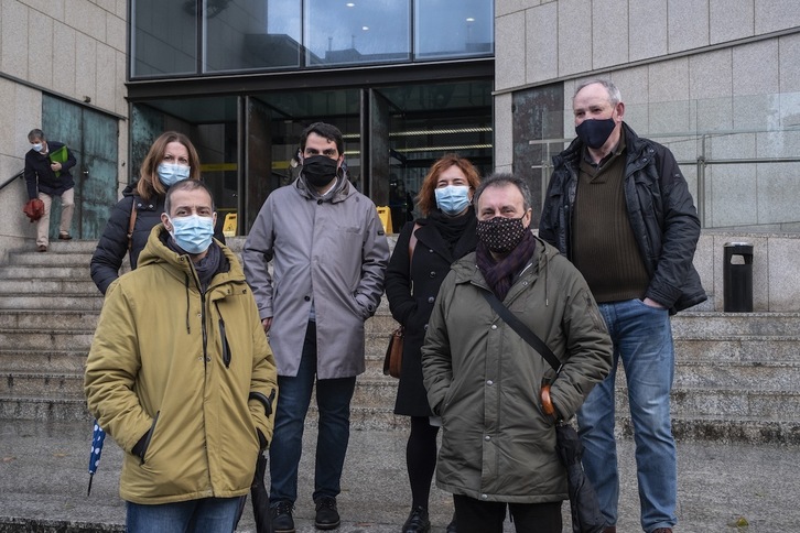 Familiares y amigos de Asier Niebla a la entrada de la Audiencia de Gipuzkoa, durante el juicio en Donostia. (Jon URBE/FOKU)