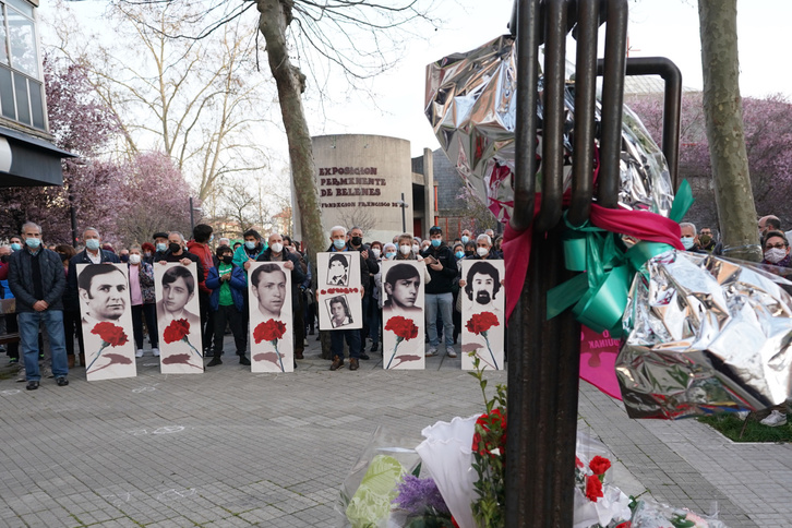 Martxoaren 3ko biktimen argazkiak, omenaldian. (Endika PORTILLO/FOKU)